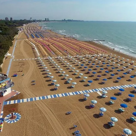Apartment Modern Two-bedroom With Seaview Balcony Lignano Sabbiadoro